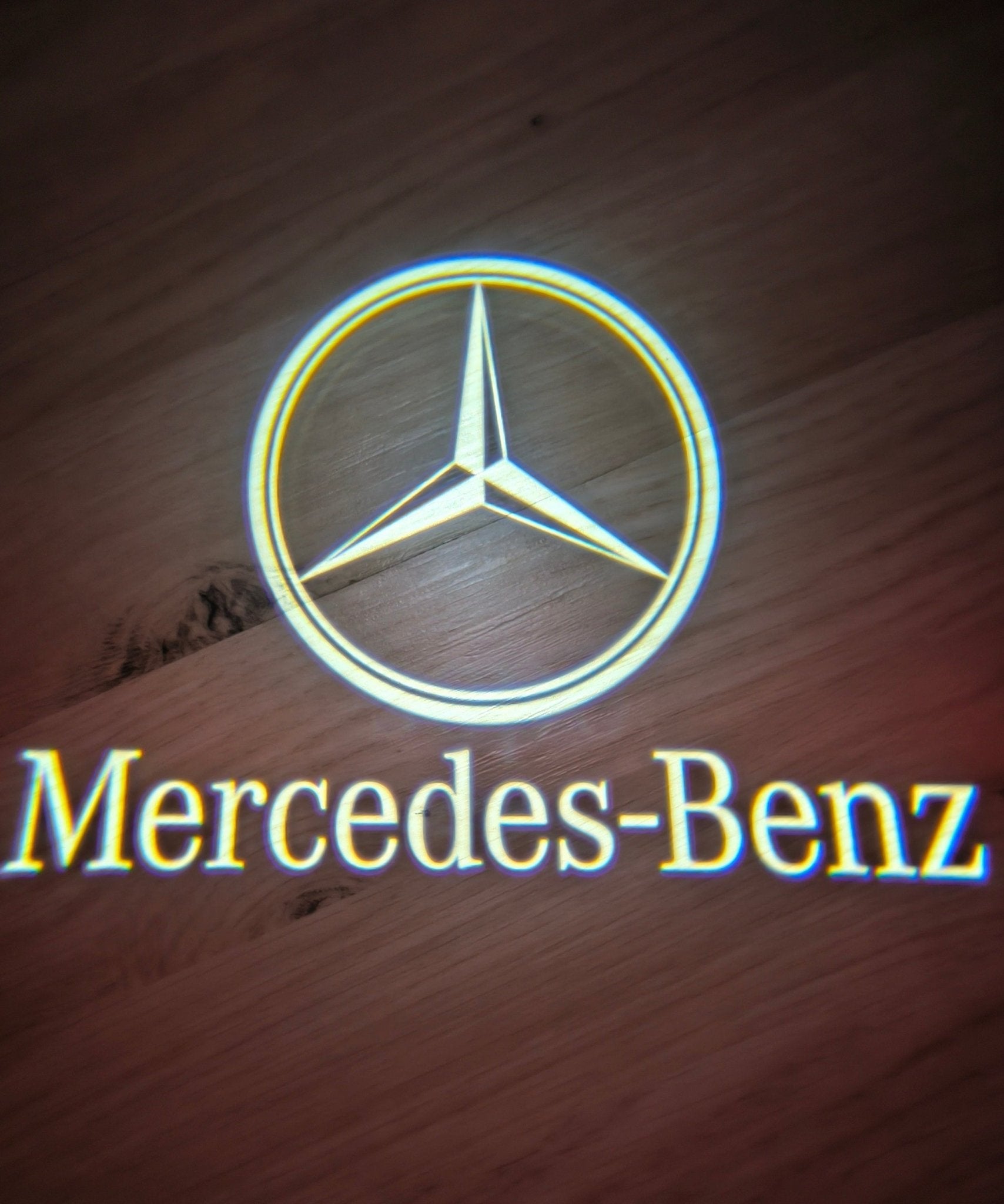 Premium Türbeleuchtung mit Mercedes - Logo – Einbau in 2 Minuten ! Kostenloser Versand in ganz Deutschland ! Einstiegsbeleuchtung mit Glasschip für Mercedes - Benz : A B C E G GLA GLE GLC GLS AMG - AverAutoStil