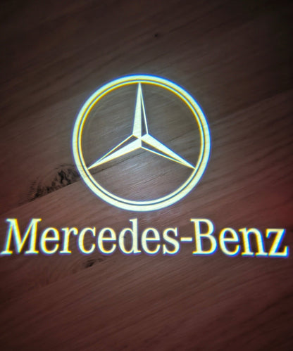Premium Türbeleuchtung mit Mercedes - Logo – Einbau in 2 Minuten ! Kostenloser Versand in ganz Deutschland ! Einstiegsbeleuchtung mit Glasschip für Mercedes - Benz : A B C E G GLA GLE GLC GLS AMG - AverAutoStil